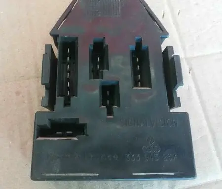 Volkswagen PASSAT B3 Tail light bulb cover holder 333945257