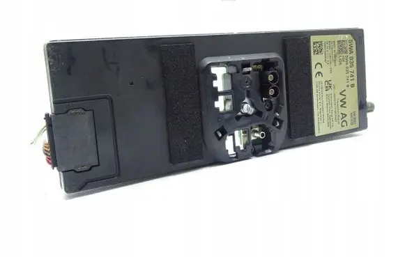 Volkswagen Golf VIII Antenna control unit 5WA035741B