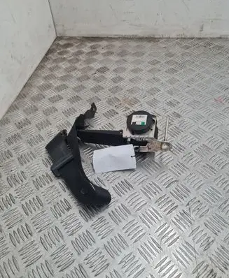 Opel Astra H Front seatbelt 560834801