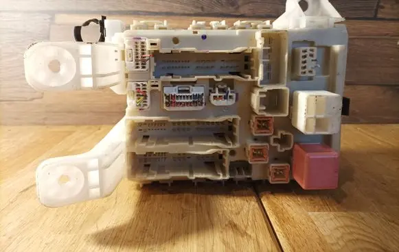 Toyota RAV 4 (XA20) Fuse module 8273042010 9497 7K150502
