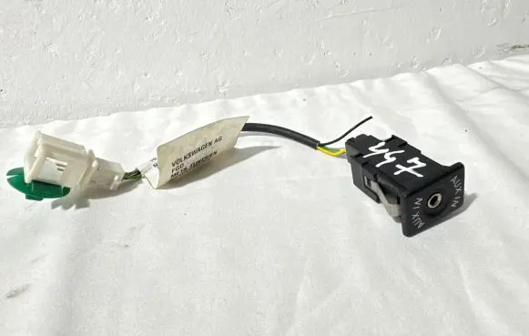 Volkswagen PASSAT B6 AUX in-socket connector 3C0971154