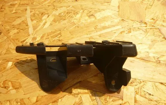 Rear bumper mounting bracket