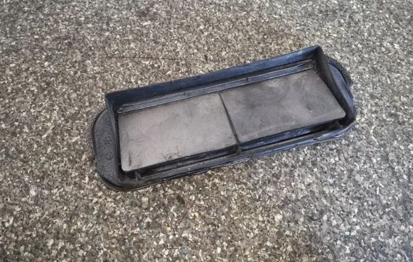 Quarter panel pressure vent
