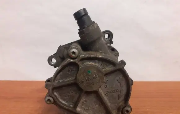 Volkswagen PASSAT B6 Vacuum pump 03H145100B