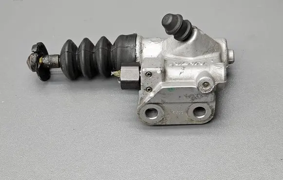 Honda CR-V Clutch slave cylinder 