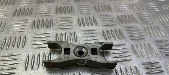 Skoda Superb B8 (3V) Fuel Injector clamp holder 04L216