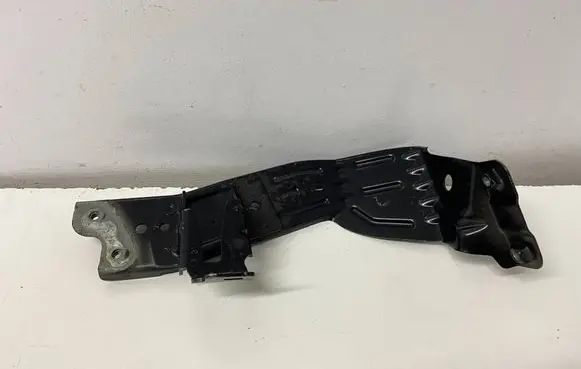 Seat Leon (5F) Fender mounting bracket 5FA821168