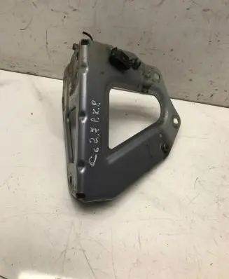Fender mounting bracket