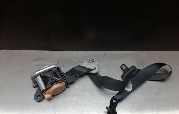 Subaru Impreza II Front seatbelt