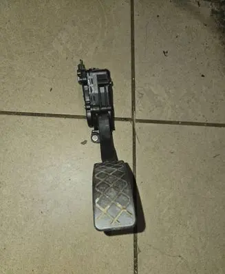 Accelerator throttle pedal