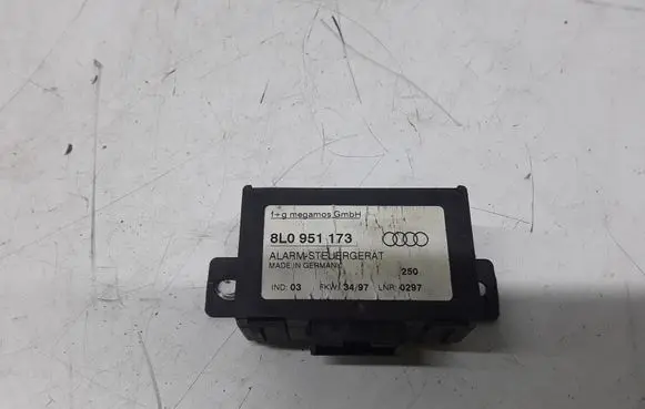 Audi A8 S8 D2 4D Alarm control unit/module 8L0951173