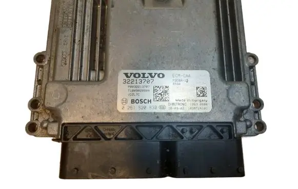 Volvo XC40 Engine control unit/module ECU 0261S20830 32213707 P0032213707