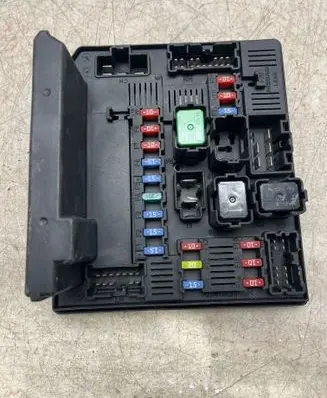 Nissan Qashqai Fuse module 284B7JD02E 522753F03 8927144507