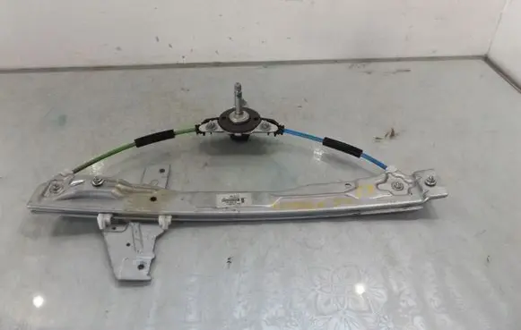 Rear door manual window regulator