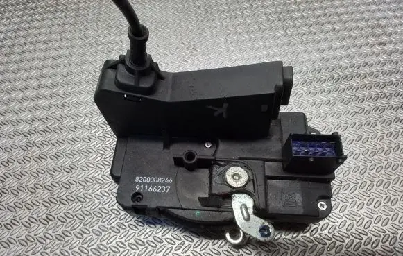 Opel Vivaro Front door lock 8200008246