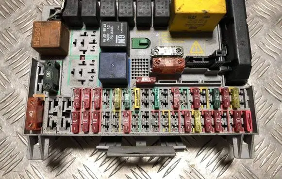 Opel Zafira A Fuse box set 90505470