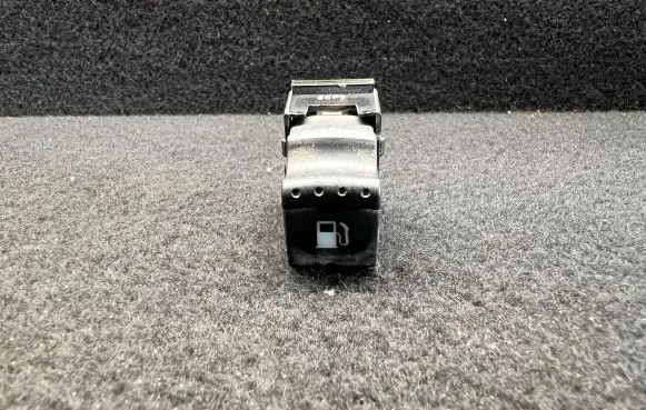 Volkswagen PASSAT B5.5 Fuel tank opening switch 1J0959833A