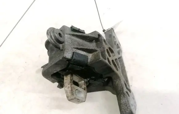 Peugeot 407 Engine mount bracket