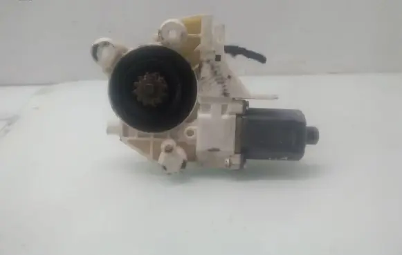Ford Focus Front door window regulator motor 995209101