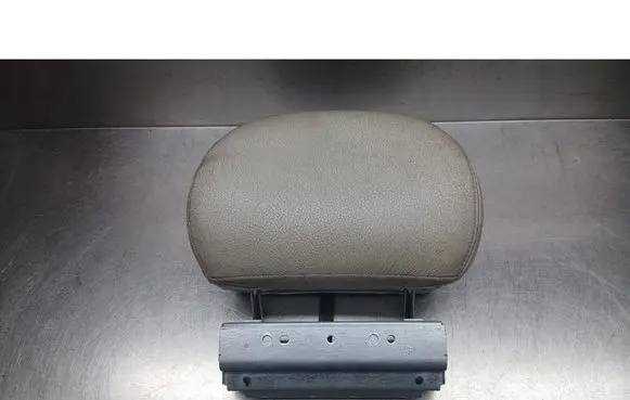 Volvo V70 Front seat headrest