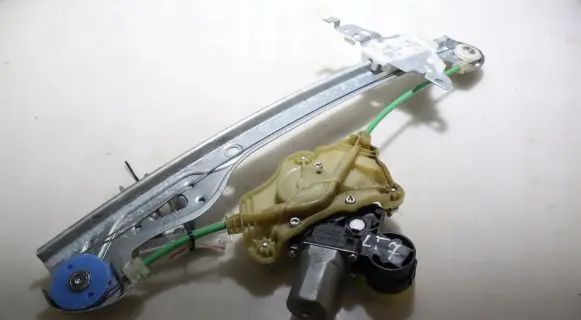 Rear window lifting mechanism without motor