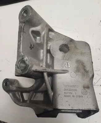 Volvo XC90 Engine mounting bracket 31430490