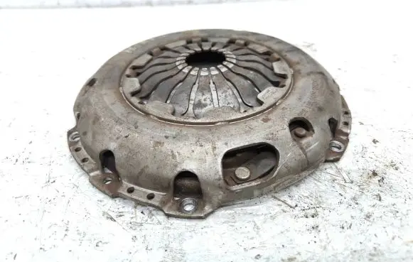 Volkswagen Polo IV 9N3 Pressure plate 3000951355