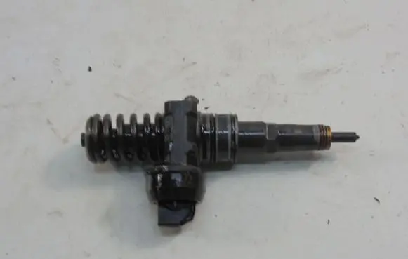 Volkswagen PASSAT B5.5 Fuel injector 036130073AG