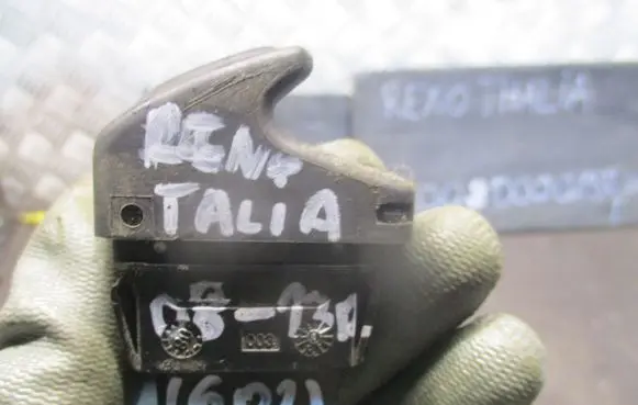Renault Thalia II Quarter vent window switch 467795