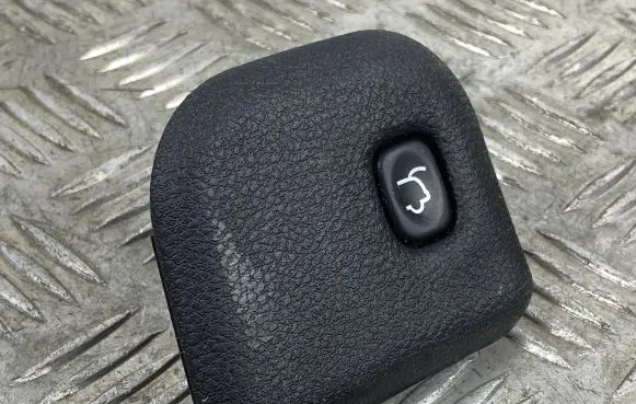 Jeep Grand Cherokee Tailgate/boot open switch button P04602751AA