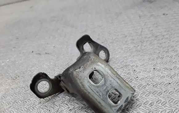 Renault Clio III Front door upper hinge