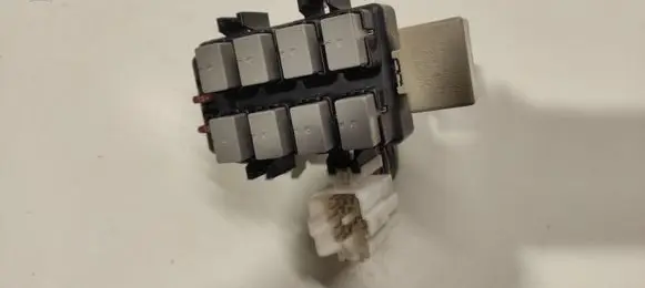 Subaru Legacy Fuse module 020100 86111AG000 0665005480