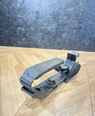 Mercedes-Benz E W211 Accelerator throttle pedal A2113000404