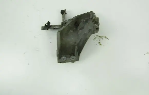 Nissan Almera Tino Engine mounting bracket 