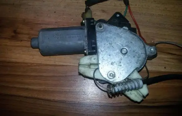 Toyota Avensis T220 Front door window regulator motor 0130821744