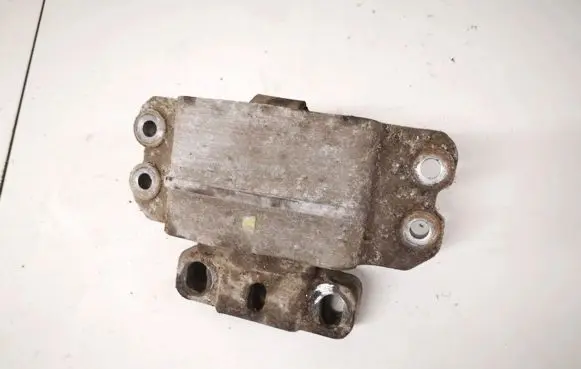 Volkswagen Caddy Engine mount bracket