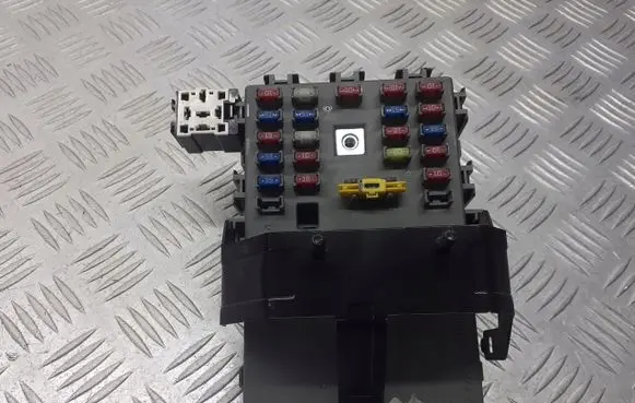 Chevrolet Aveo Fuse box cover 96826374