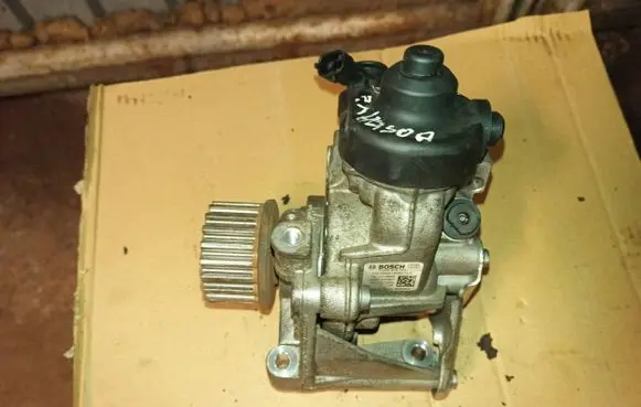 Dacia Sandero Fuel injection high pressure pump 0445010704