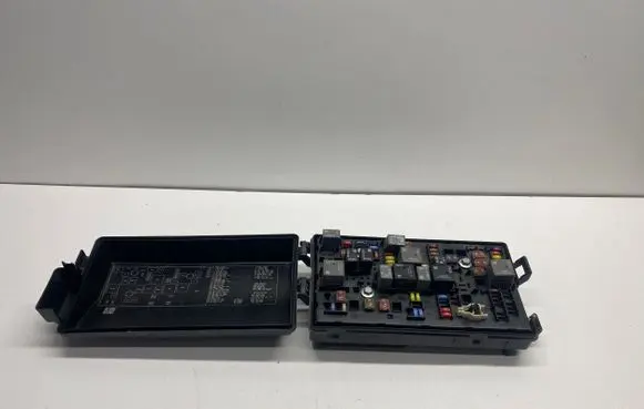 Chevrolet Camaro Fuse module 22760635