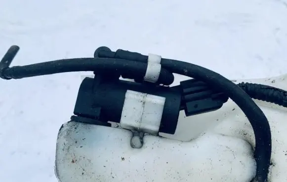 Volvo V50 Windscreen/windshield washer pump 1s7117k624