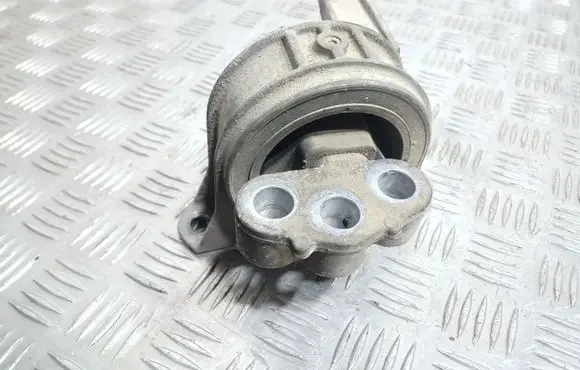 Opel Zafira B Engine mount bracket