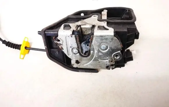 BMW X3 E83 Front door lock 7167067