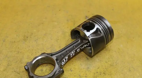 Opel Zafira B Piston with connecting rod