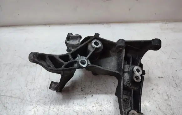 Peugeot 5008 Engine mounting bracket 9684613880