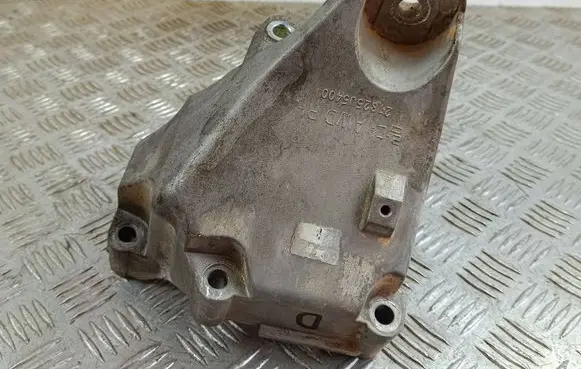 Engine mounting bracket