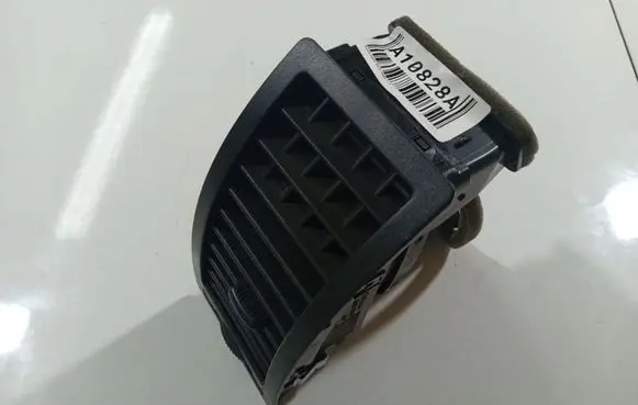 Volkswagen Polo IV 9N3 Dash center air vent grill 6q0819704