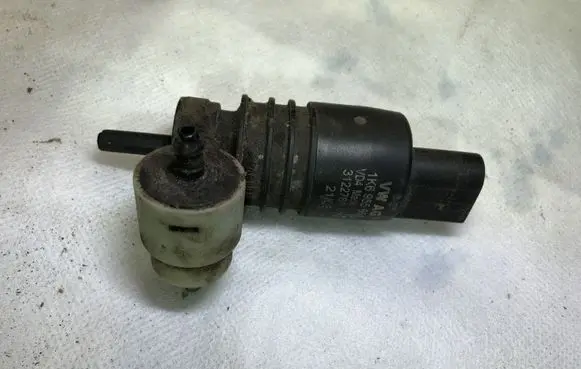 Volkswagen PASSAT B6 Windscreen/windshield washer pump 1K6955651