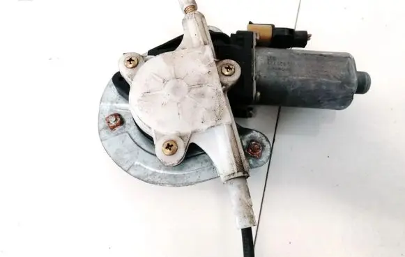 Renault Megane I Front door window regulator motor 0130821721