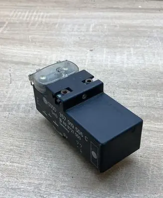 Volkswagen Golf III Coolant fan relay 357919506C