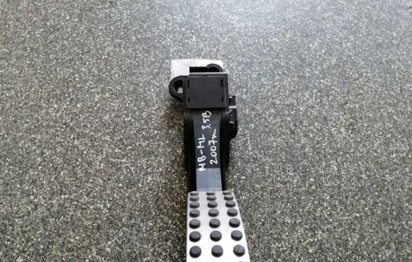Mercedes-Benz ML W164 Accelerator throttle pedal 1643000104